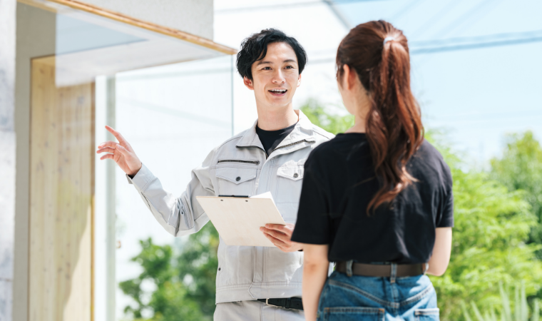 男性スタッフ　打ち合わせ風景　写真